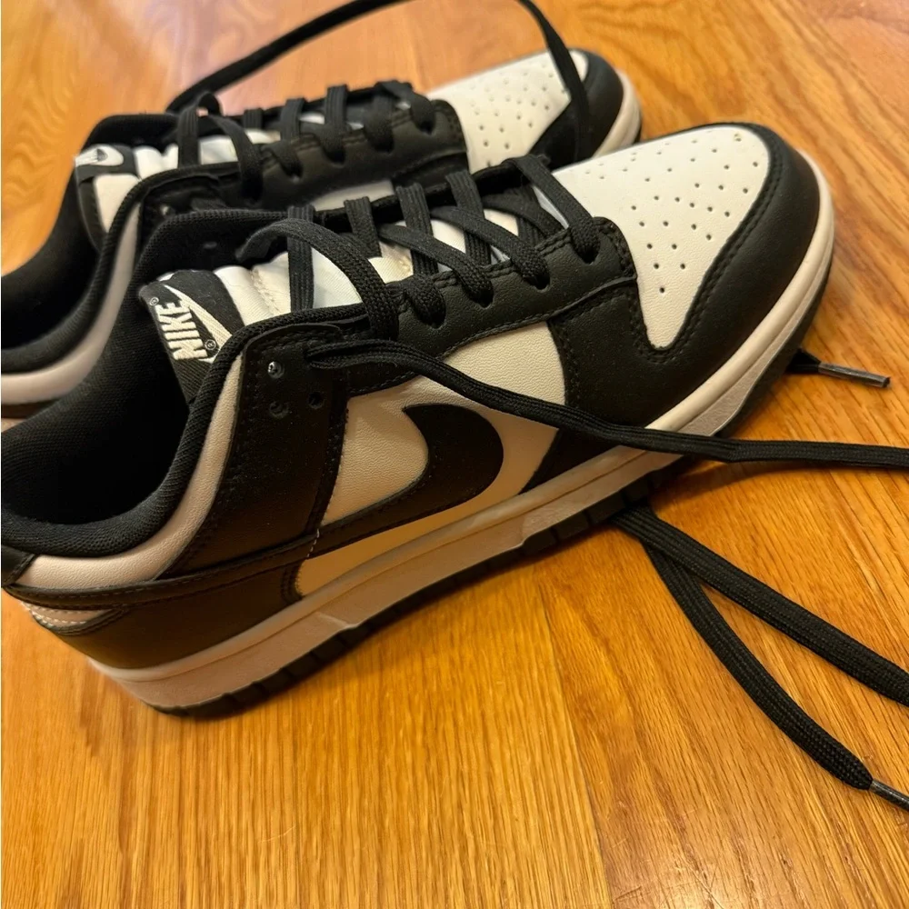 Nike Men's Black and White Low-Top Sneakers
